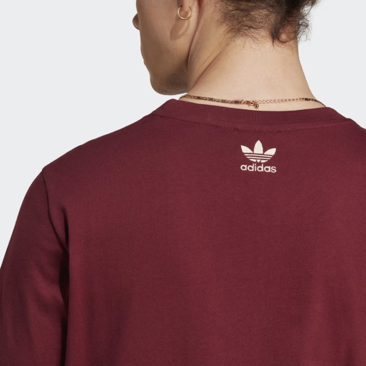 Camiseta Roja Con Gráficos De Archivo Adidas