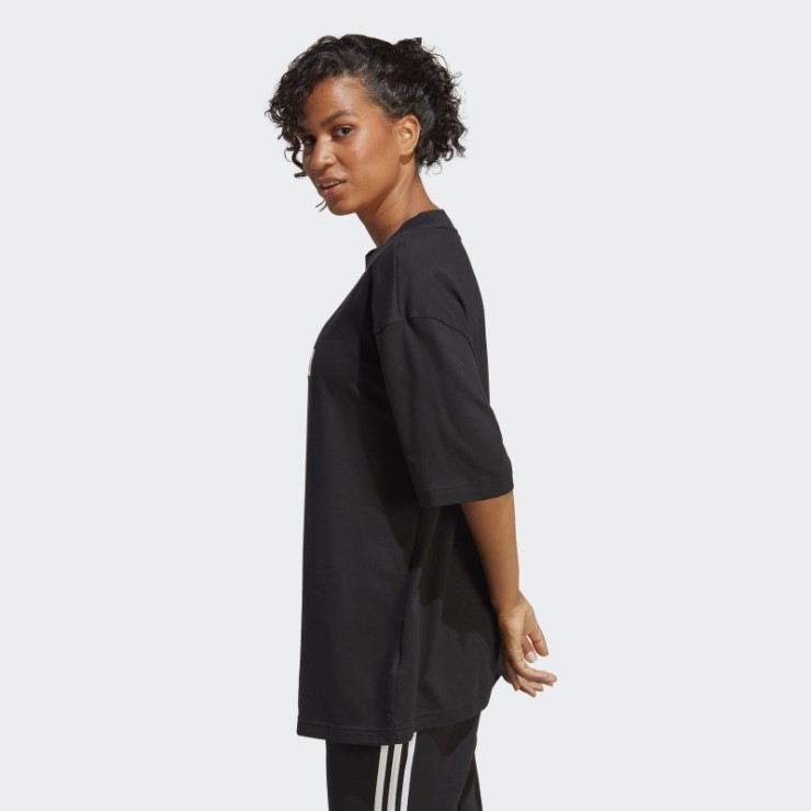 Camiseta Adidas Negra Con Iconos Del Futuro