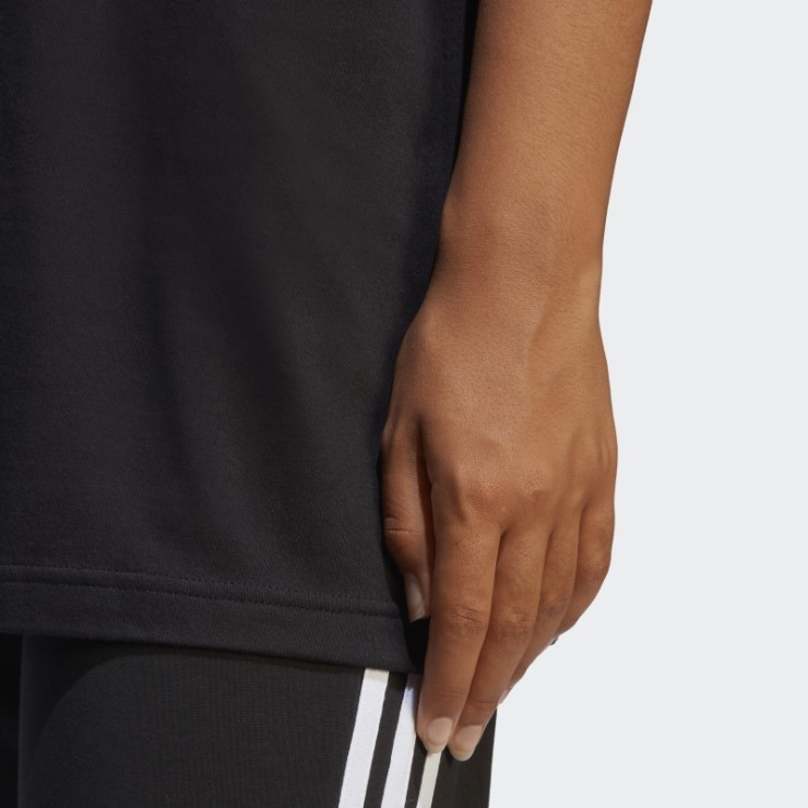 Camiseta Adidas Negra Con Iconos Del Futuro