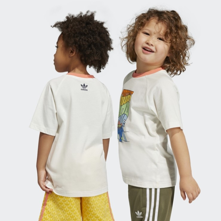 Camiseta Blanca Con Estampado Gráfico De Adidas