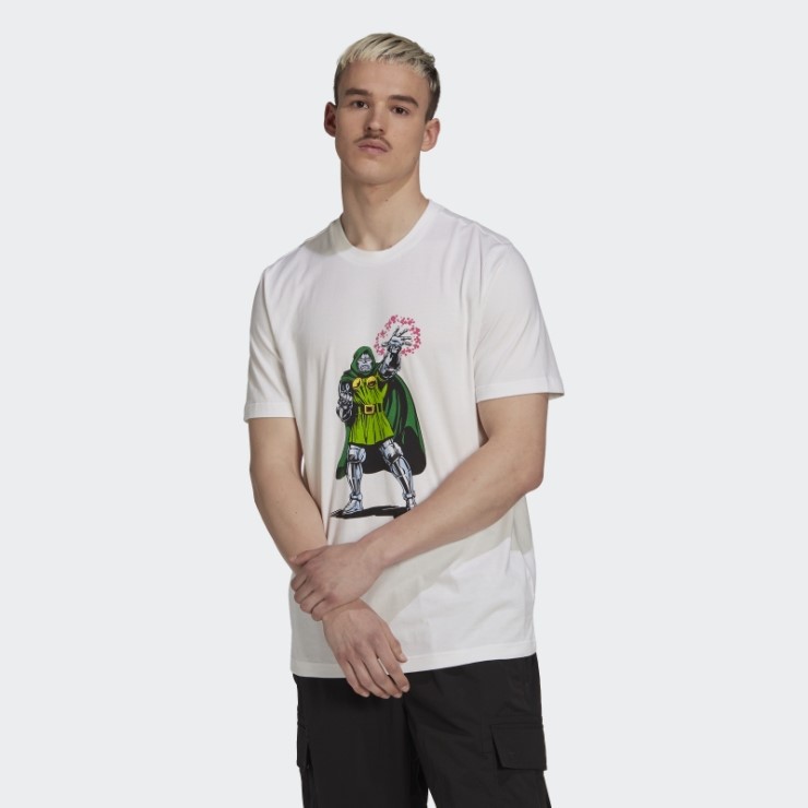 Camiseta Adidas Blanca Con Gráfico De Disney