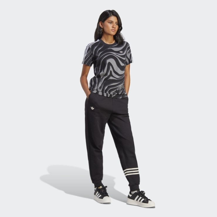 Adidas Camiseta Negra Abstracta Con Estampado Animal