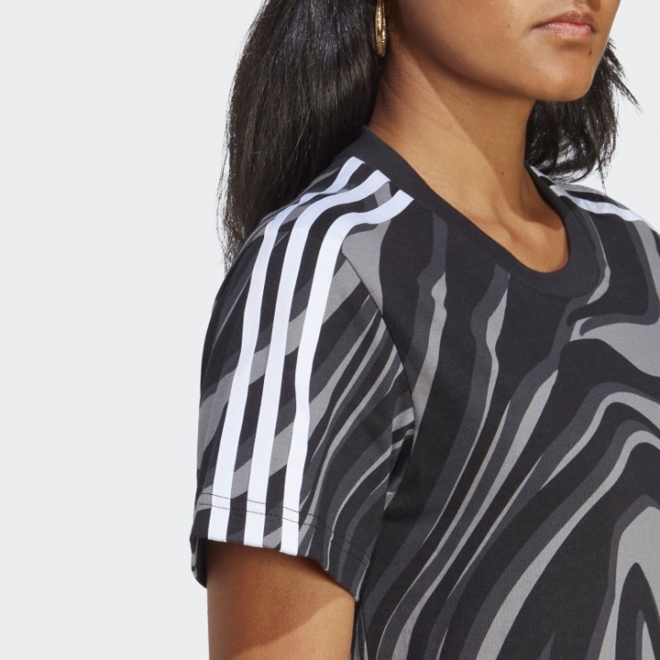 Adidas Camiseta Negra Abstracta Con Estampado Animal