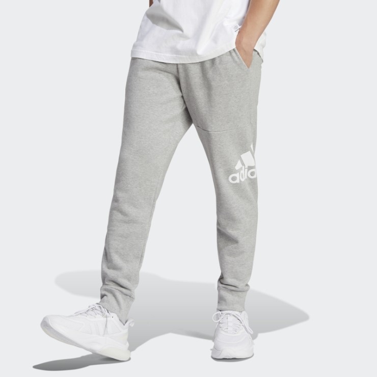 Pantalón Essentials French Terry Tapered Cuff Logo Gris Medio Adidas