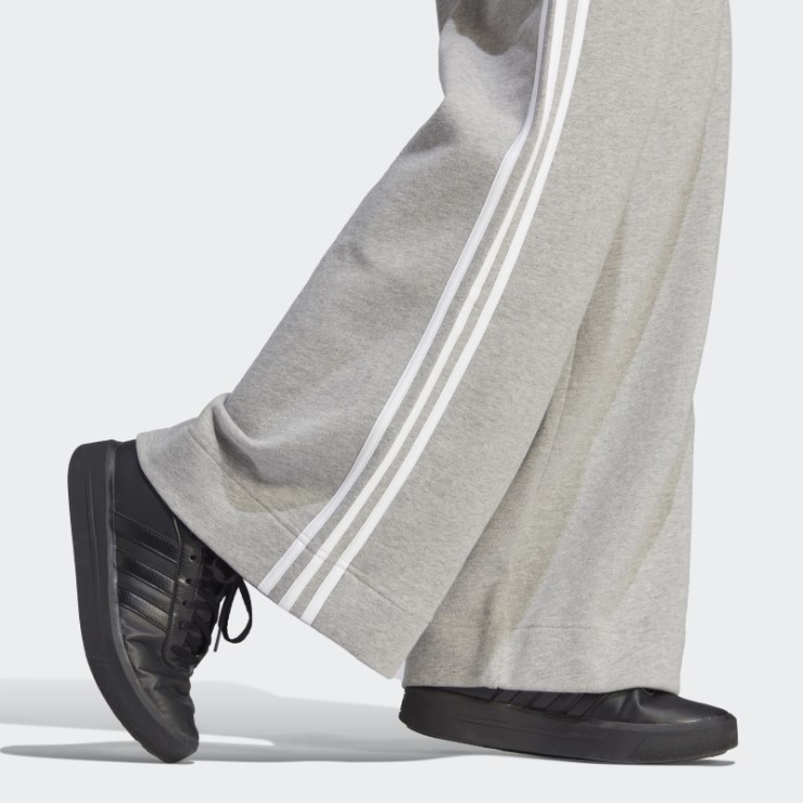 Pantalón Essentials 3 Bandas French Terry Wide Gris Medio Adidas