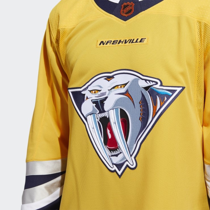 Camiseta Adidas Con La Marca Denominativa Retro Inverso Auténtico De Los Depredadores De Girasol-sld