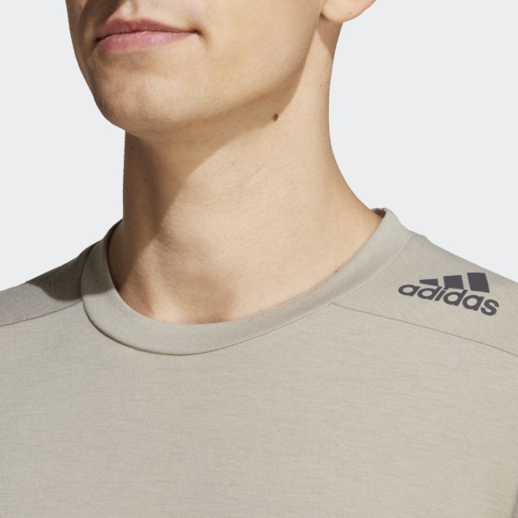 Diseñado Para La Camiseta De Entrenamiento Adidas Guijarro De Plata