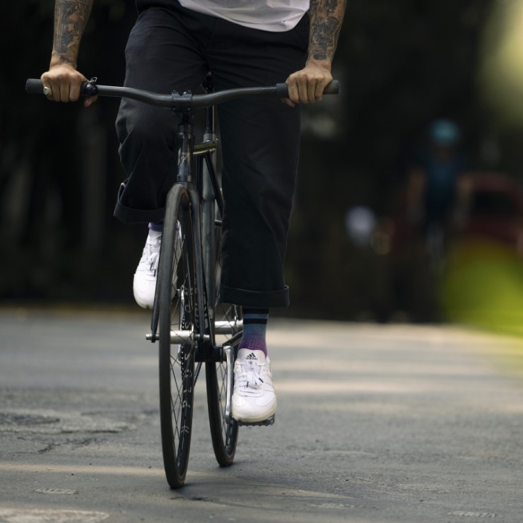 Las Zapatillas De Ciclismo Veganas Velosamba Adidas Blancas