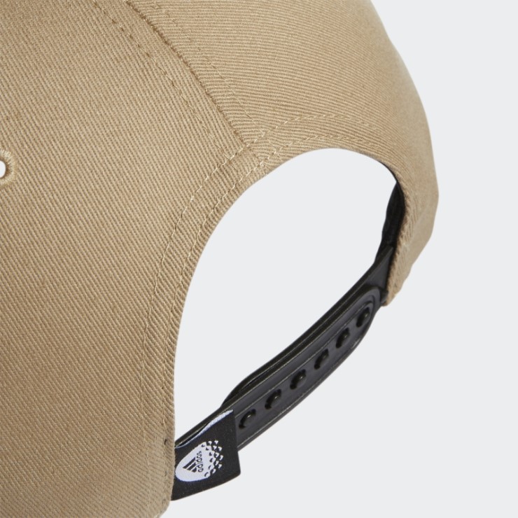 Gorra De Cáñamo Adidas Para Jóvenes Lanzando Dardos