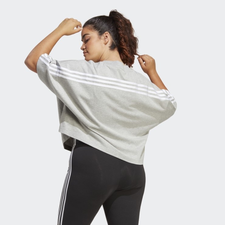 Camiseta De 3 Rayas Con íconos Del Futuro En Gris Medio (talla Grande) Adidas