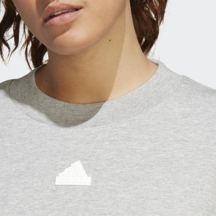 Camiseta De 3 Rayas Con íconos Del Futuro En Gris Medio (talla Grande) Adidas