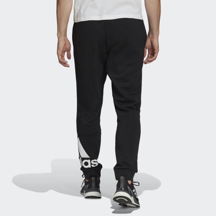 Adidas Essentials - Pantalones De Forro Polar Con Logo En Los Puños Cónicos, Color Negro