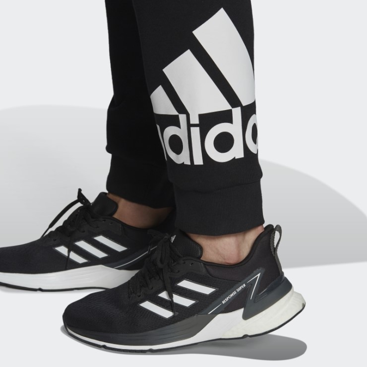 Adidas Essentials - Pantalones De Forro Polar Con Logo En Los Puños Cónicos, Color Negro