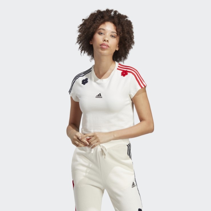 Camiseta Corta Blanca De 3 Rayas Con Parches De Flores De Chenilla Adidas