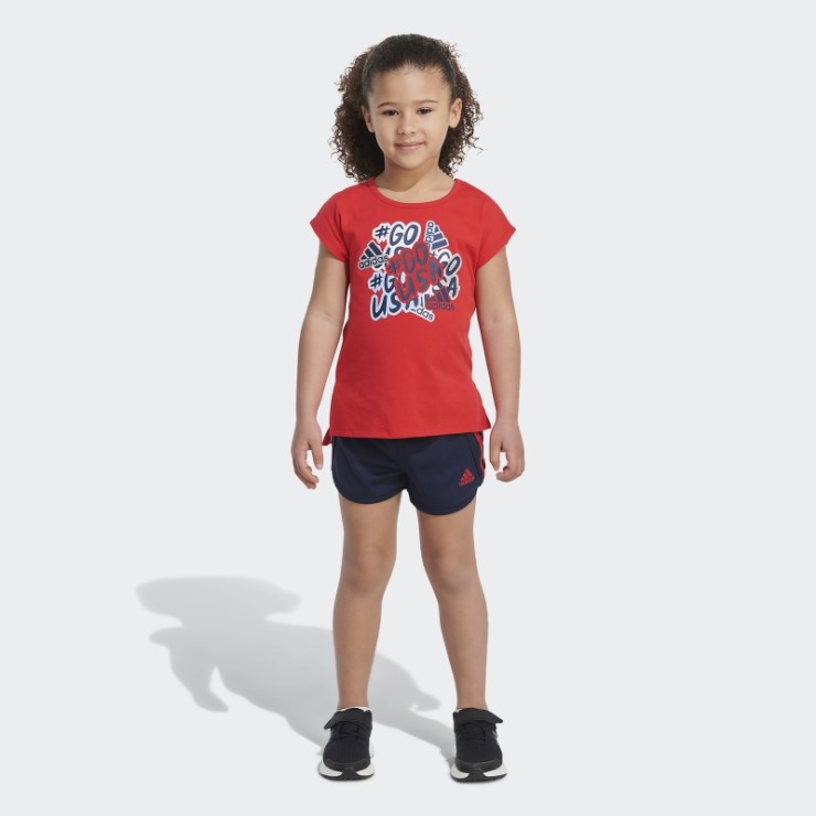 Conjunto Rojo De Camiseta Gráfica Y Shorts De Adidas