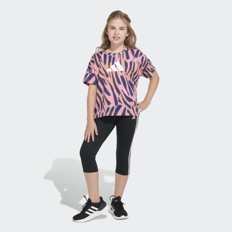 Adidas Camiseta Roja Con Estampado De Logo En Toda La Prenda