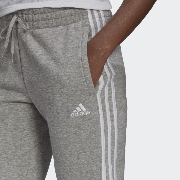Pantalón Gris Medio Essentials De Adidas Con 3 Rayas