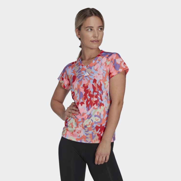 Camiseta Con Estampado Floral Con Cuello En V Y Marca Minimalista Esencial De Tren Aeroready Coral Adidas