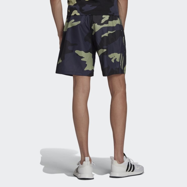 Adidas Shorts De Camuflaje Con Gráficos En Azul Marino
