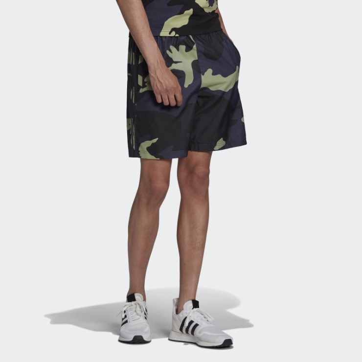 Adidas Shorts De Camuflaje Con Gráficos En Azul Marino
