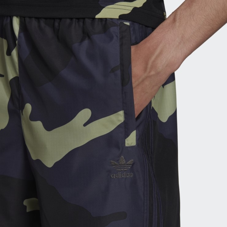 Adidas Shorts De Camuflaje Con Gráficos En Azul Marino