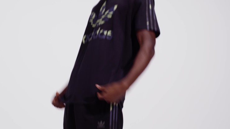 Camiseta Con Relleno De Camuflaje Y Gráficos Adidas En Negro