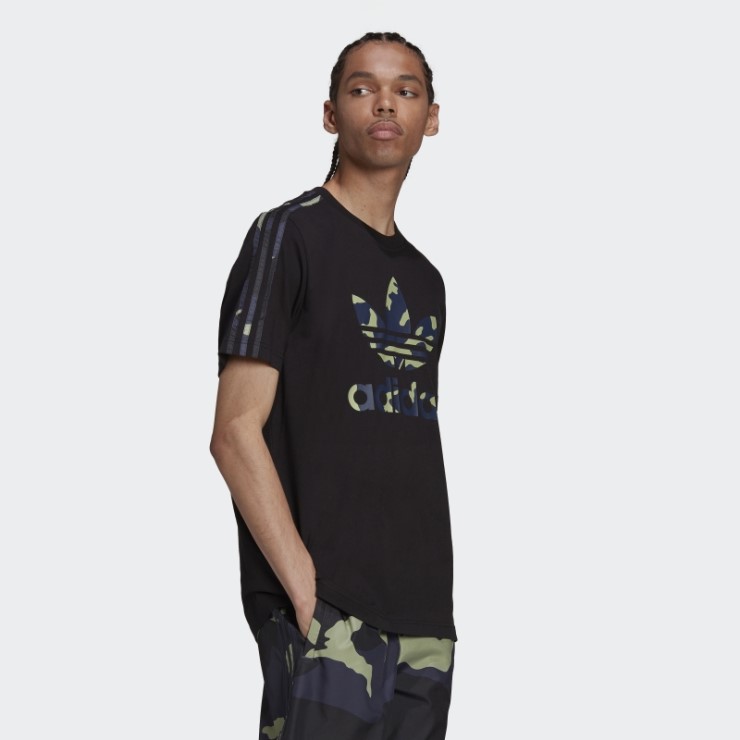 Camiseta Con Relleno De Camuflaje Y Gráficos Adidas En Negro