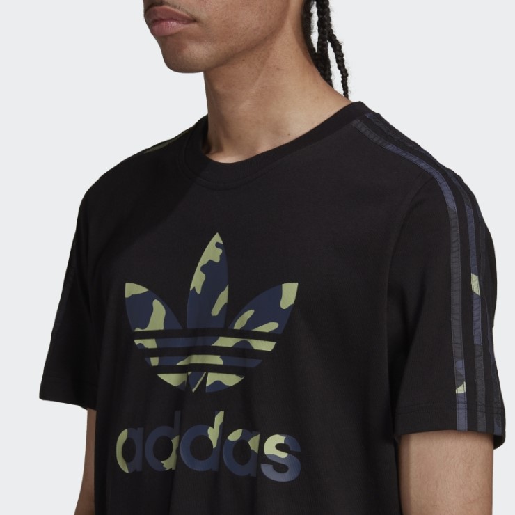 Camiseta Con Relleno De Camuflaje Y Gráficos Adidas En Negro