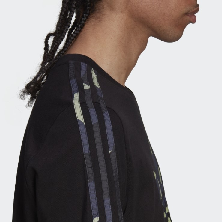 Camiseta Con Relleno De Camuflaje Y Gráficos Adidas En Negro