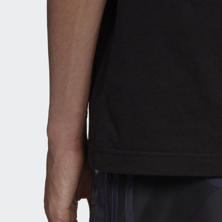 Camiseta Con Relleno De Camuflaje Y Gráficos Adidas En Negro