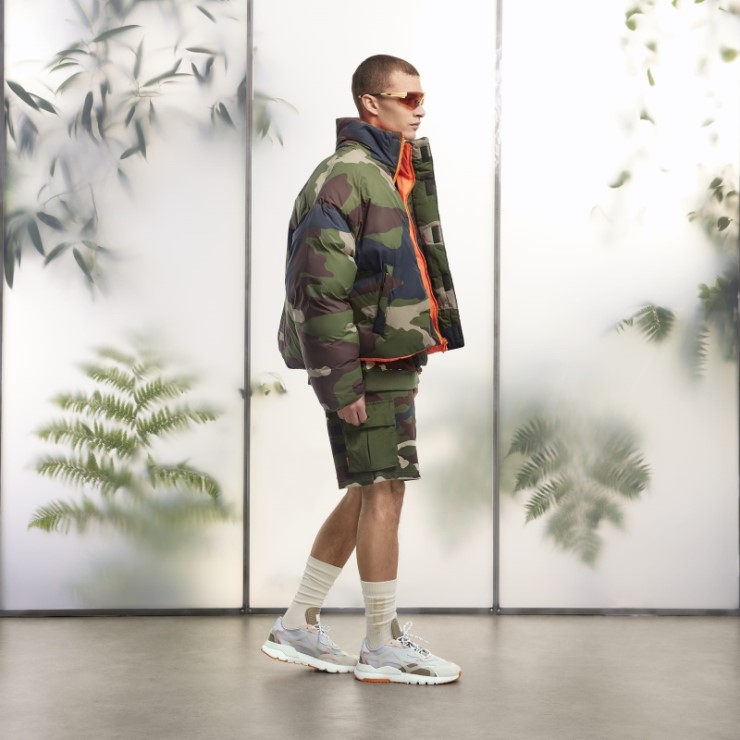 Chamarra Acolchada De Nailon Ligero Adidas Con Estampado De Camuflaje (todos Los Géneros)