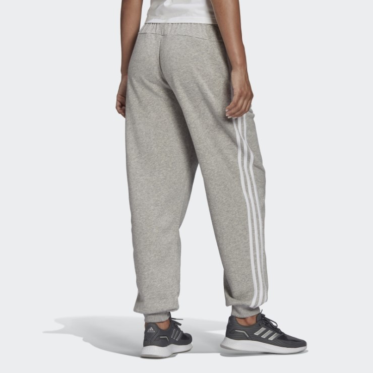 Pantalón Gris Medio Essentials Studio Lounge 3 Rayas Adidas