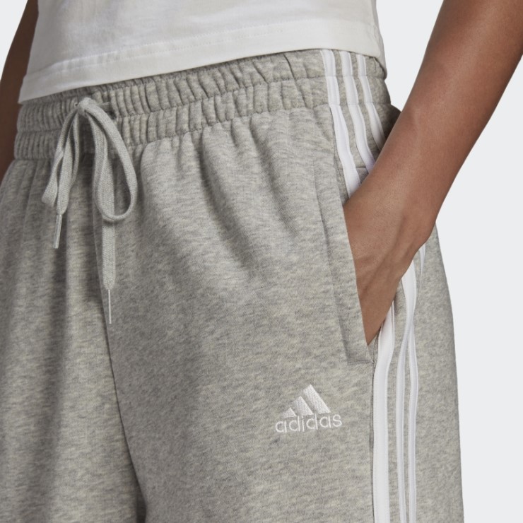Pantalón Gris Medio Essentials Studio Lounge 3 Rayas Adidas