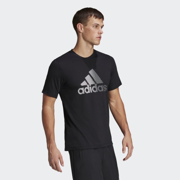 Camiseta Negra Aeroready Diseñada Para Mover El Logo Deportivo Adidas