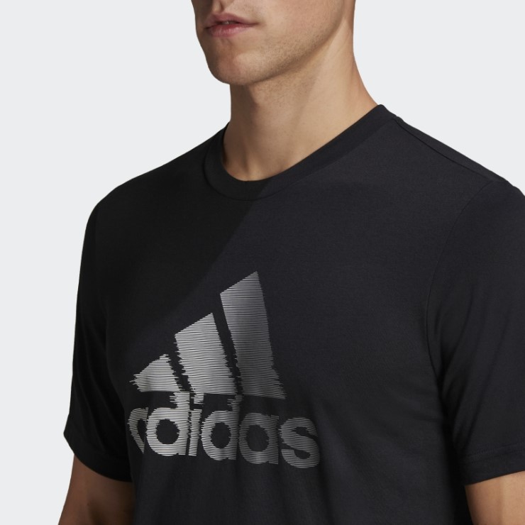 Camiseta Negra Aeroready Diseñada Para Mover El Logo Deportivo Adidas